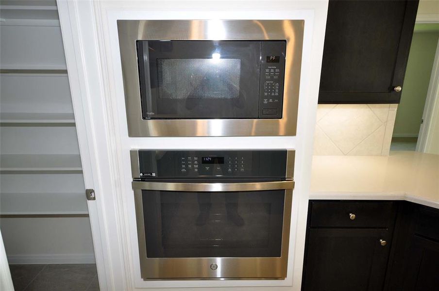 Self Cleaning built in oven with a microwave above are standard at Cervelle Homes.