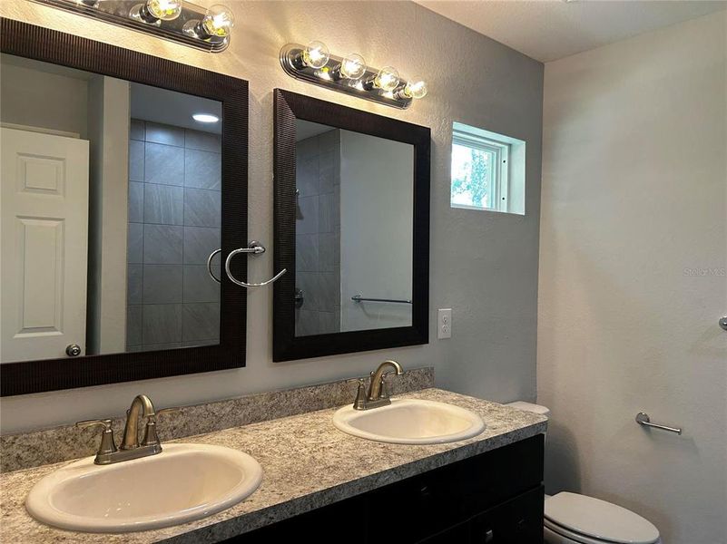 Master Bath w/dual sinks