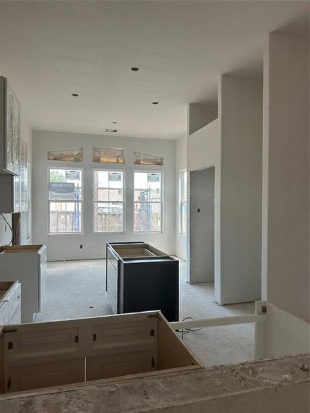 11'  ceilings in dining room, kitchen and lving room