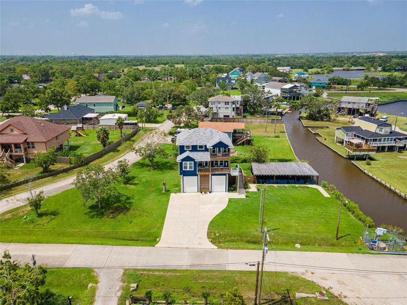 Don’t miss the 25x50' boat house with a rooftop deck! Enjoy spectacular views, sunbathing, or hosting unforgettable gatherings in this extraordinary space