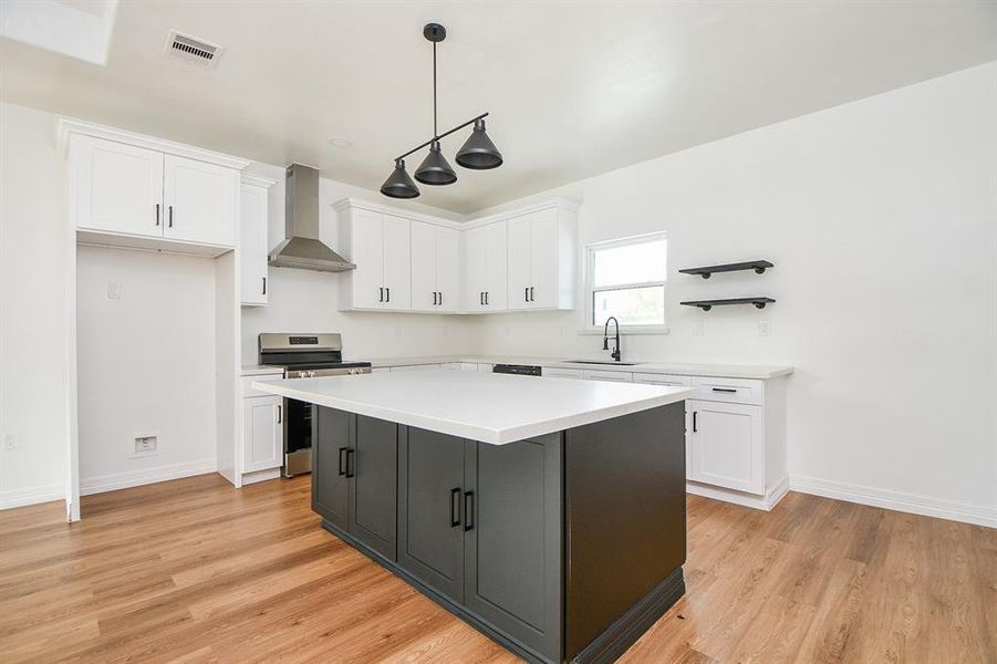 This spacious kitchen demands attention with its central island showcasing a striking two-tone design. It's specifically designed for all your culinary adventures—it's time to take your cooking to the next level!