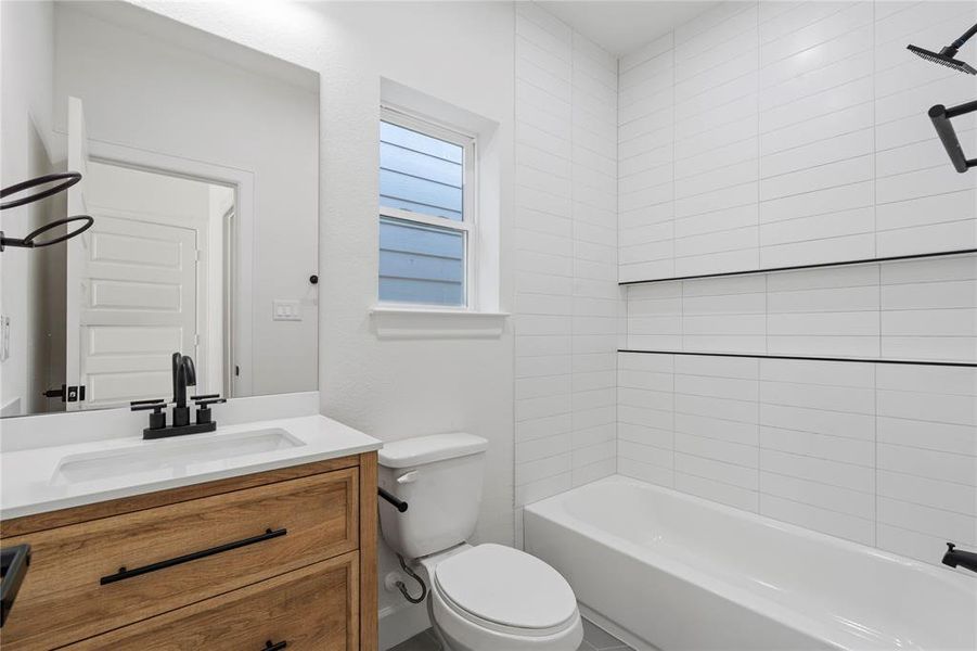 Discover the spacious secondary bathroom, featuring a large shampoo niche for added convenience and style. Perfect for everyday use, blending practicality with modern design.