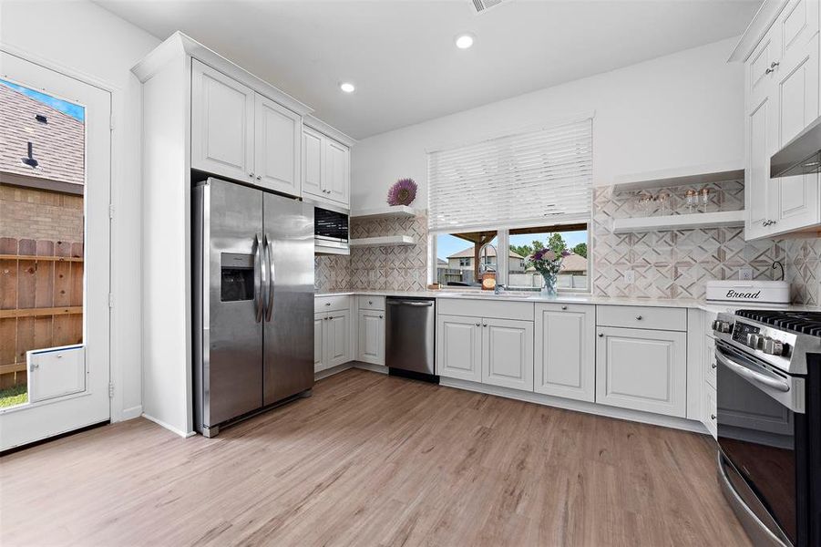 Beautiful appointed kitchen with upgraded appliances that stay!