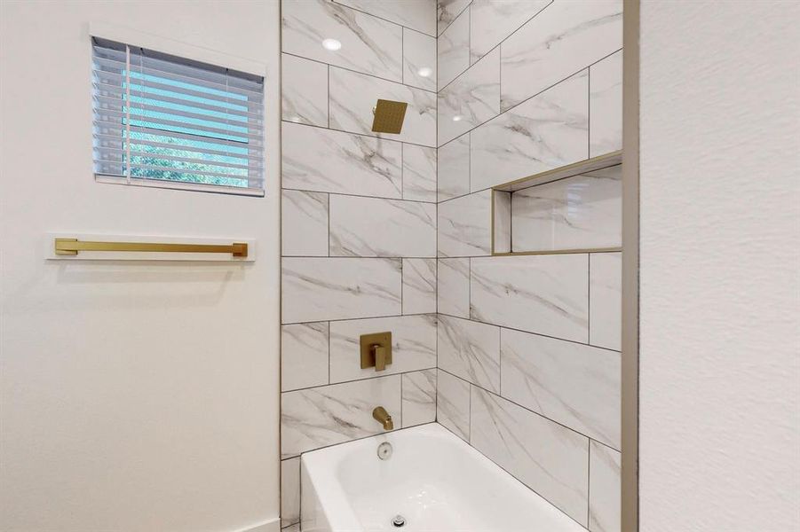 Bathroom featuring tiled shower / bath combo