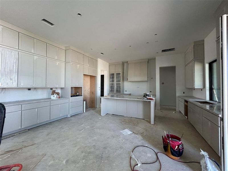 This luxury kitchen features high-end finishes, with sleek marble countertops and custom cabinetry. State-of-the-art appliances are seamlessly integrated, adding both function and sophistication. The elegant lighting and designer fixtures elevate the space, creating a truly opulent cooking environment.