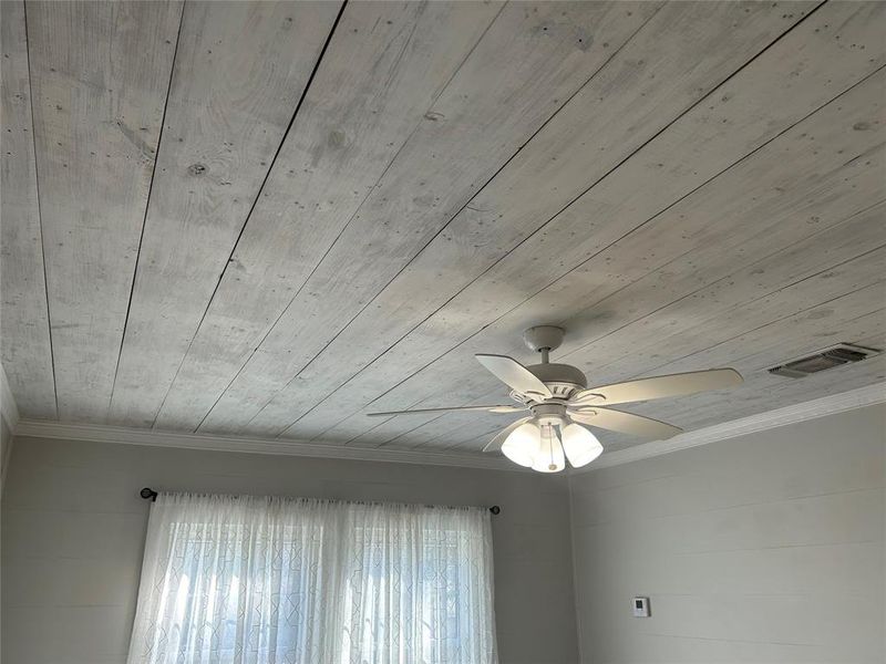 Living Room details with ceiling fan and crown molding