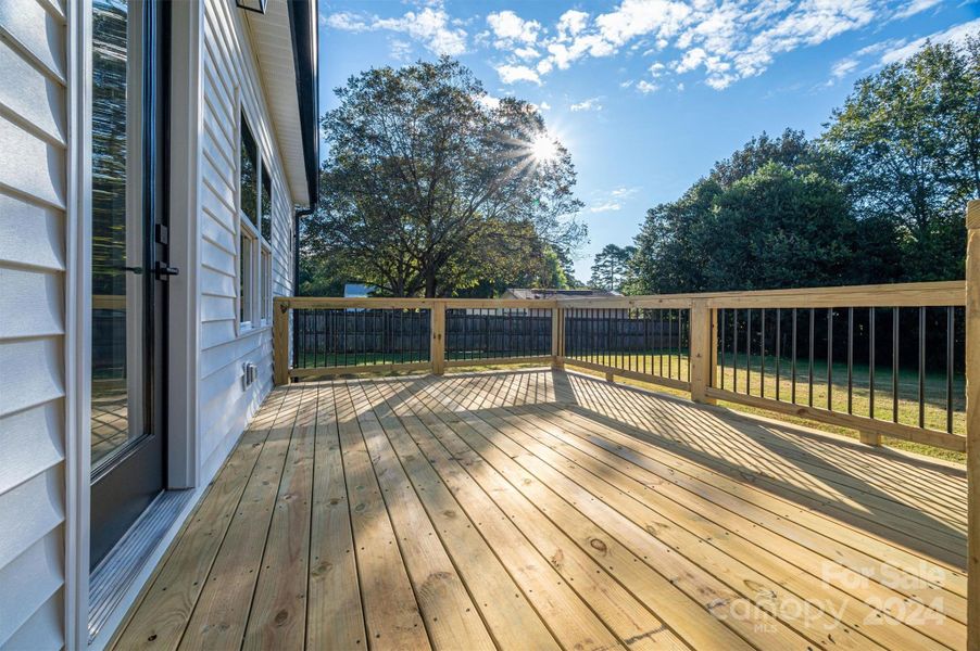 This deck is gorgeous! Love the black spindles!