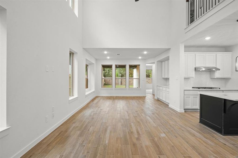 Spacious Family w/High Ceilings