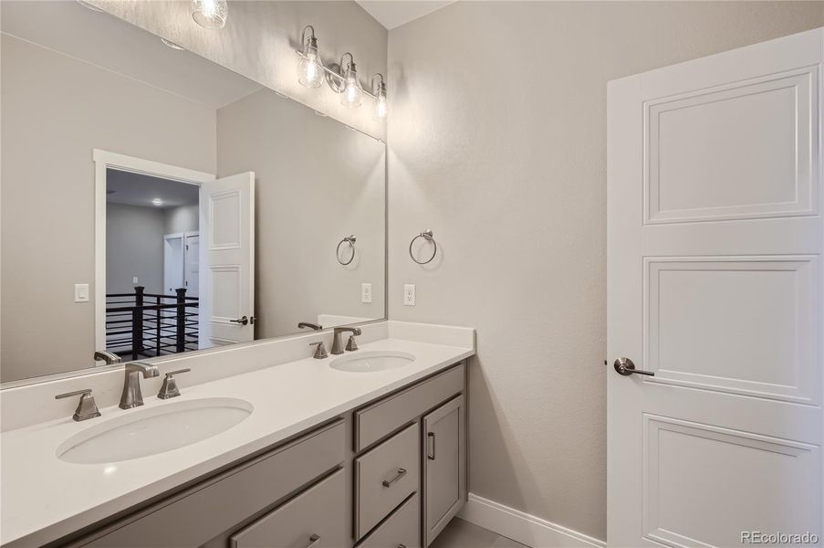 Secondary bath w/double vanity & quartz