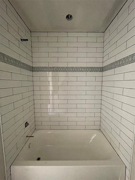 Bathroom with tiled shower / bath combo