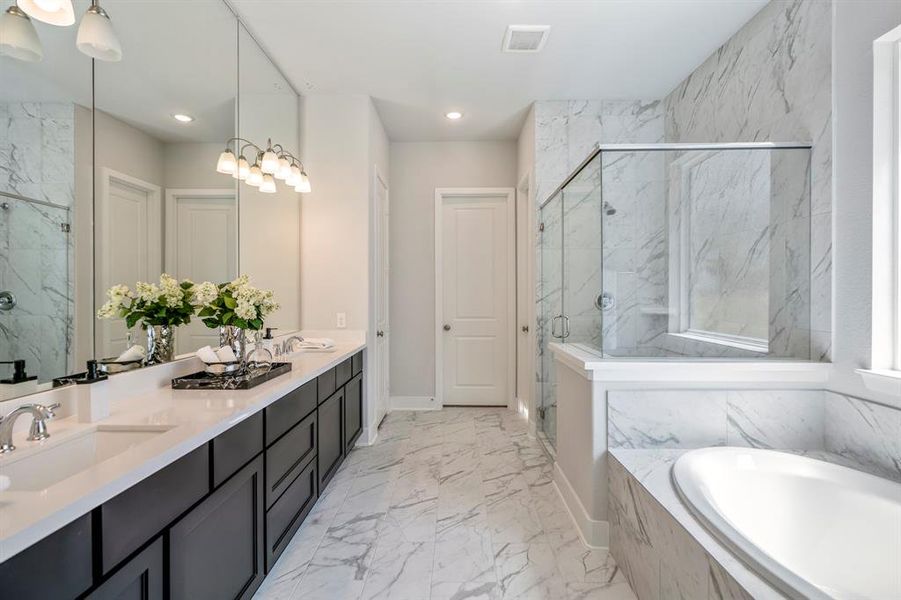 Get lost in this spa-like primary bathroom with  Stunning finishes and ample space promise to elevate your everyday routine.