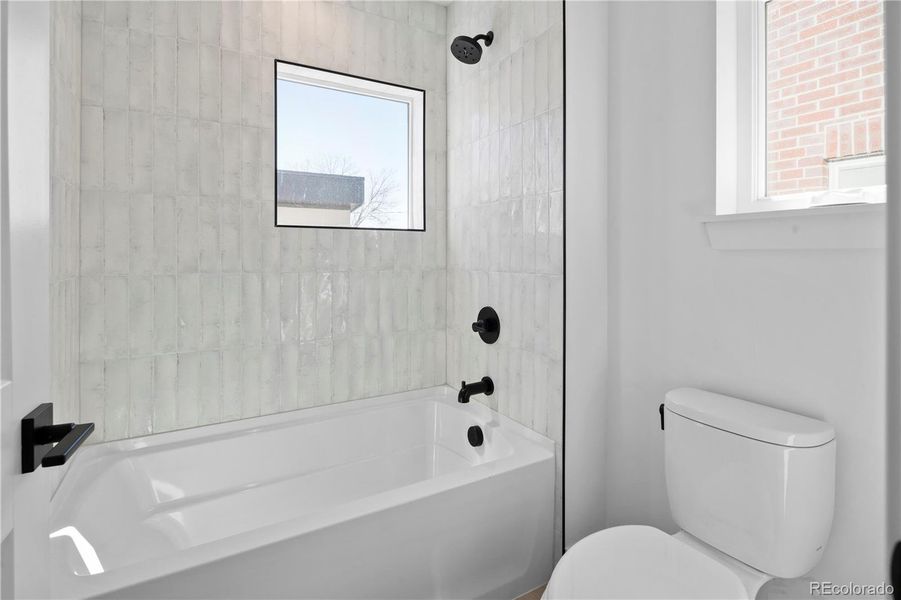 Secondary bathroom (accessible from both bedrooms)