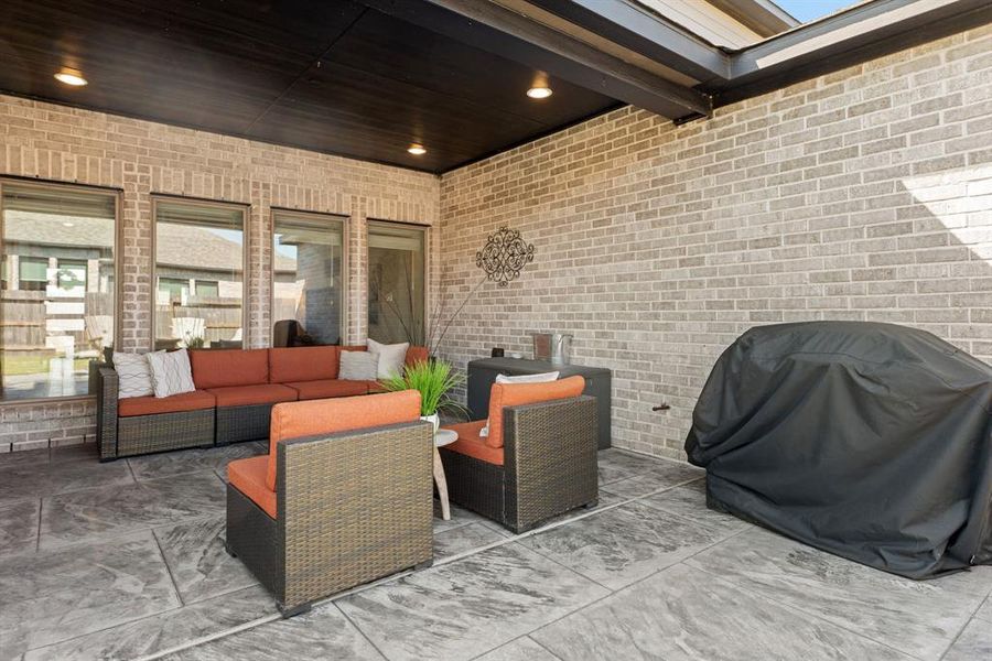 Come and see this spacious backyard with its beautiful covered patio, with recessed lighting and stamped concrete. Perfect for your outdoor living space, patio furniture, bbq pit, and so much more. The possibilities are endless!