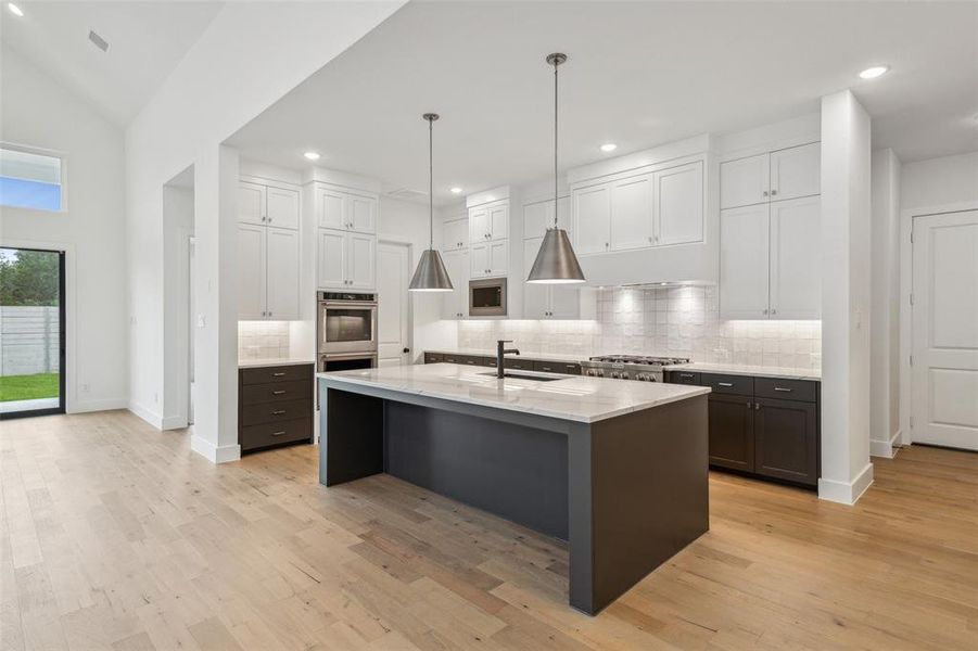 Fantastic storage space, tons of prep space, beautiful finishes....you'll find everything your heart desires in this dream kitchen!