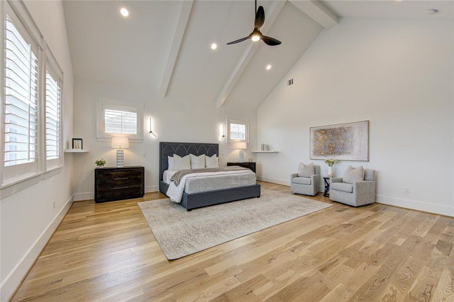 You can Dream very Tall in this bedroom in a very quiet ares of Oak Forest. No direct neighbor at the back.