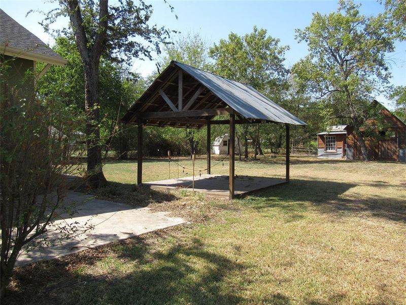 View of yard featuring a storage shed