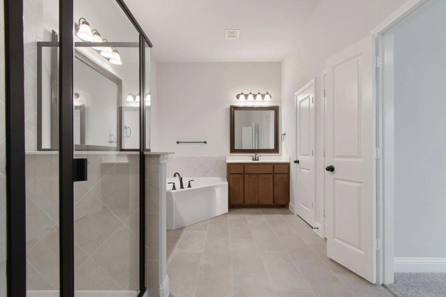 Primary Bathroom | Concept 2086 at Redden Farms - Classic Series in Midlothian, TX by Landsea Homes