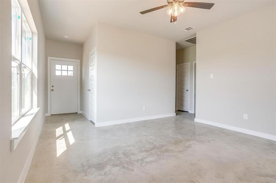 Entryway featuring ceiling fan