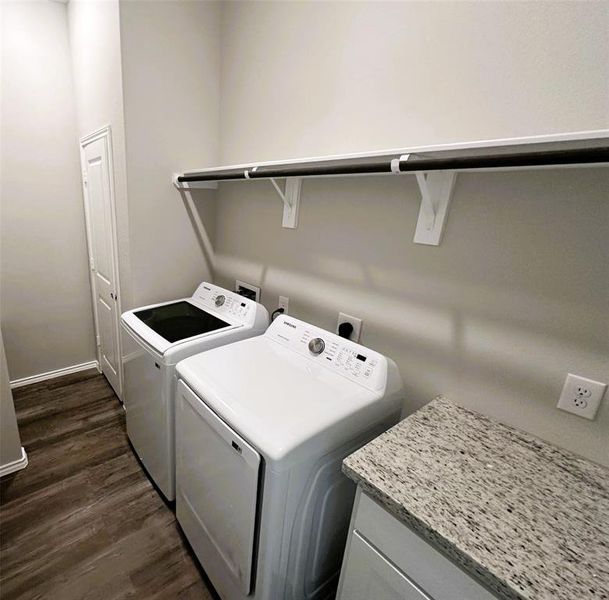 Granite folding counter + full capacity washer & dryer included!