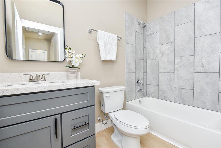 Secondary Bathroom with Tub/Shower Combination