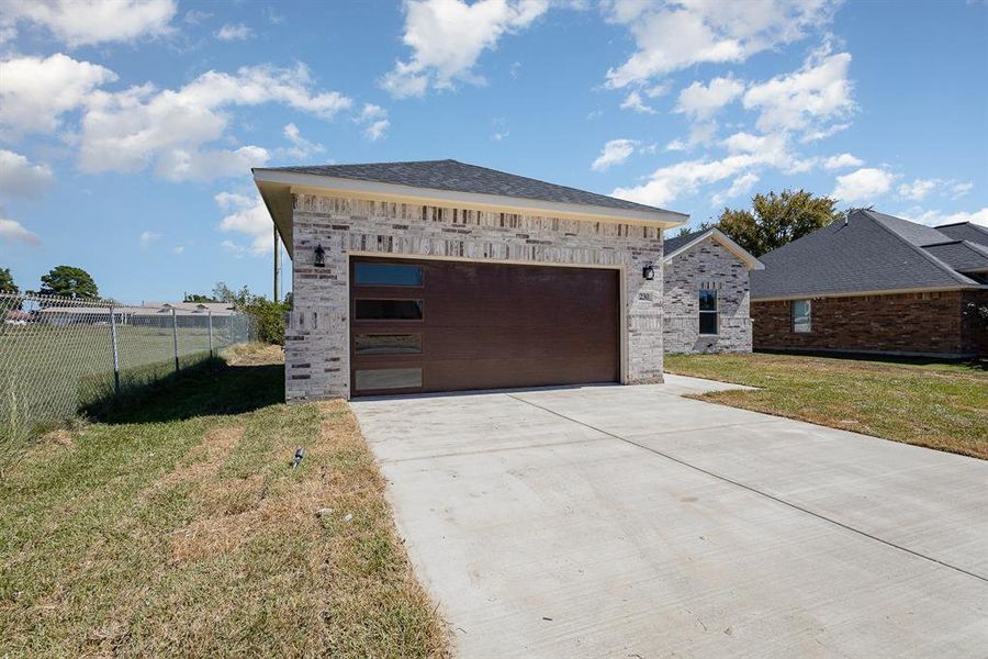 View of front facade with a garage and a front yard