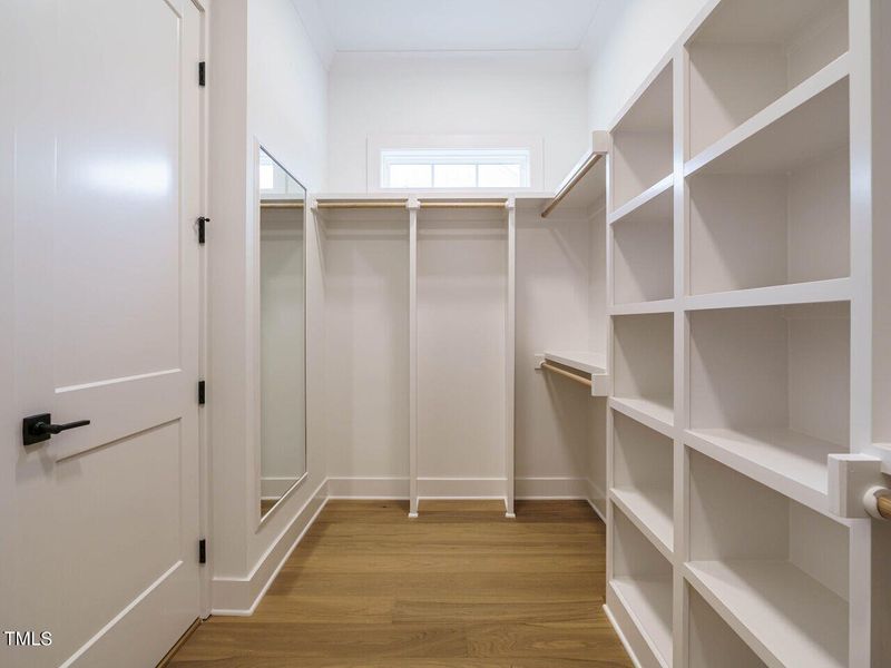 024-1280x960-closet