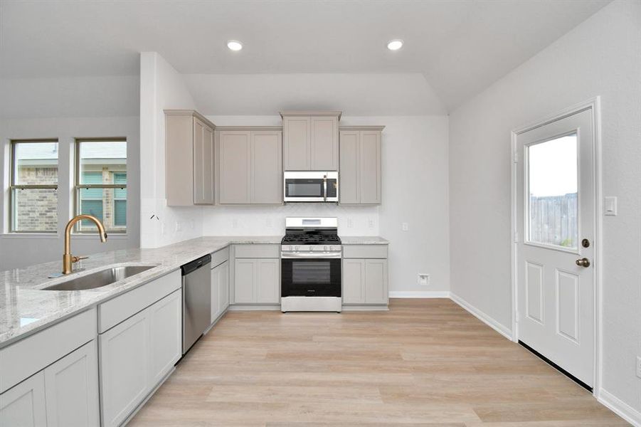 Take a look at this spacious kitchen that features an open-concept design that seamlessly connects to the family room, ideal for modern living and entertaining.