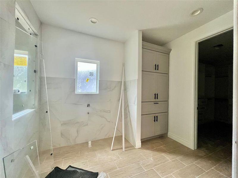 MASTER BATH TUB AREA  NEXT TO LINEN CLOSET.