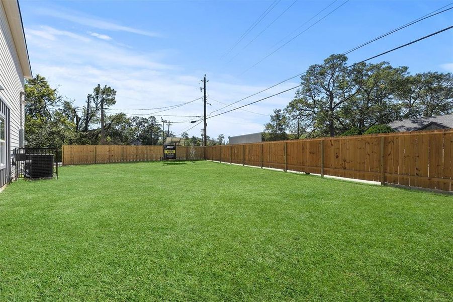 Great size backyard perfect to entertain family and friends