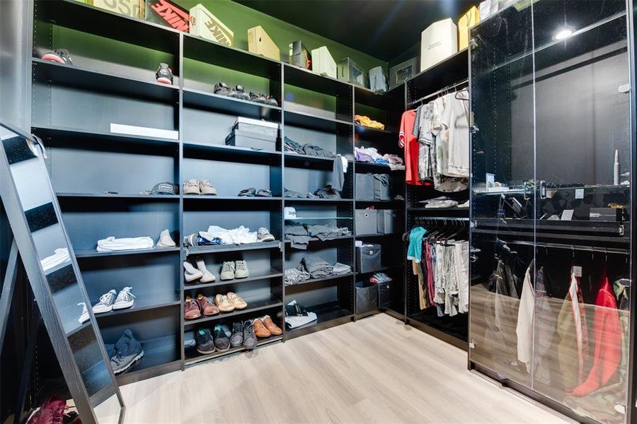 OVERSIZED WALKIN CLOSET (HIS)