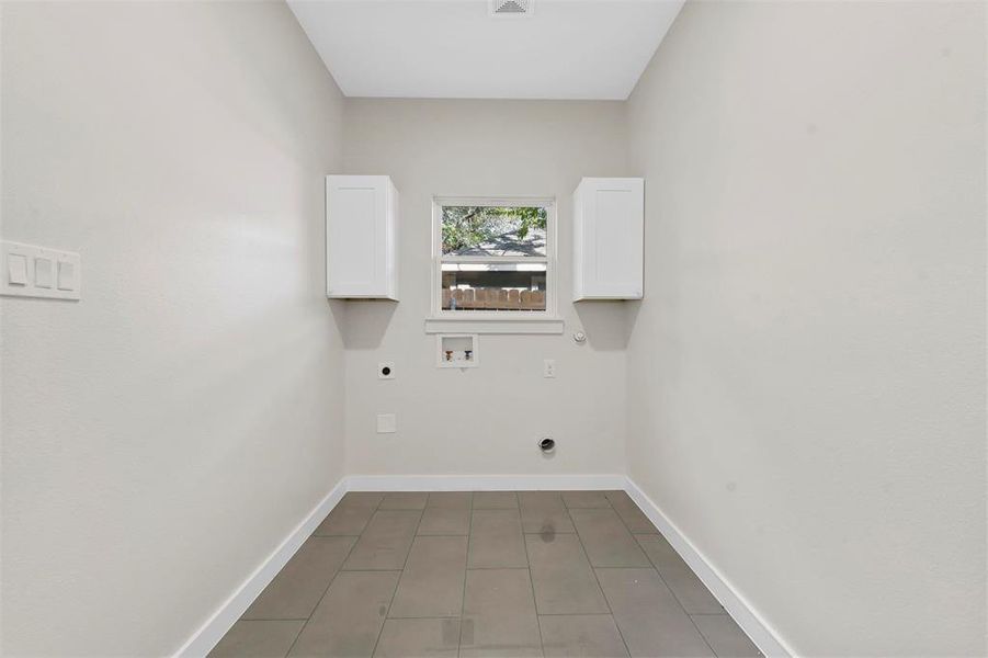 Washroom with hookup for a washing machine and electric dryer hookup