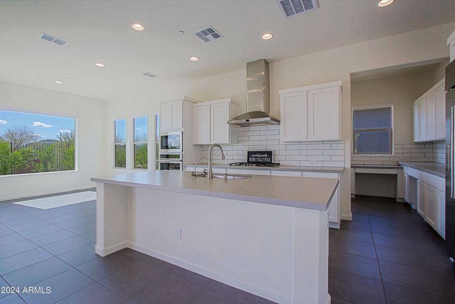 17779 - Kitchen and Dining Area