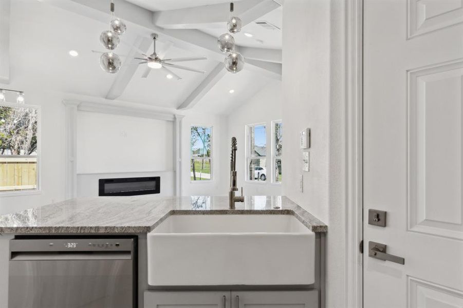 Beautiful kitchen with gorgeous finishes and cabinetry!