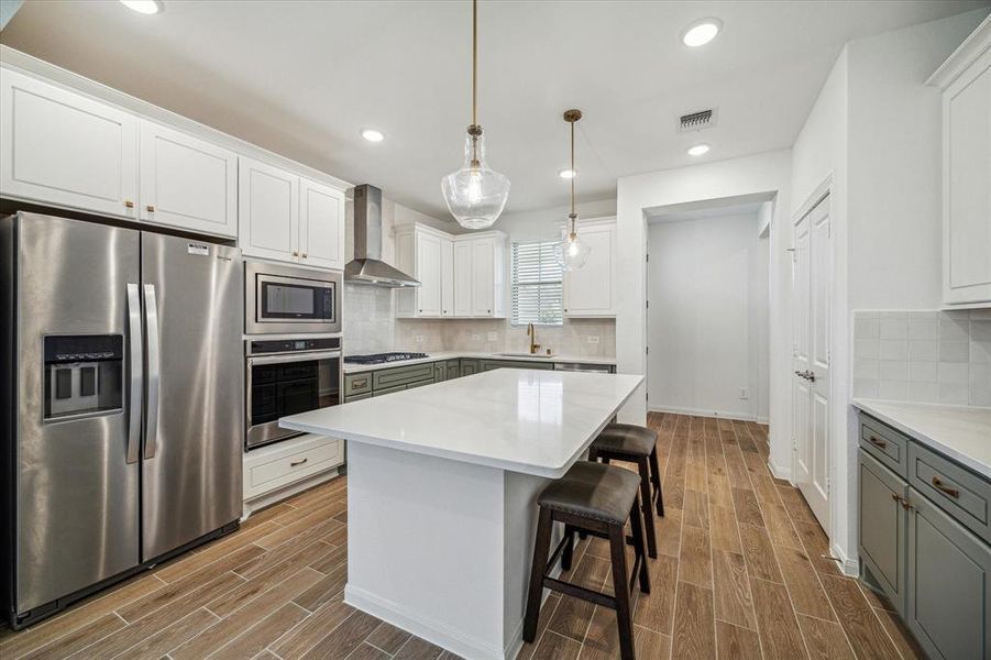 Amazing kitchen with white/gray Silestone countertops