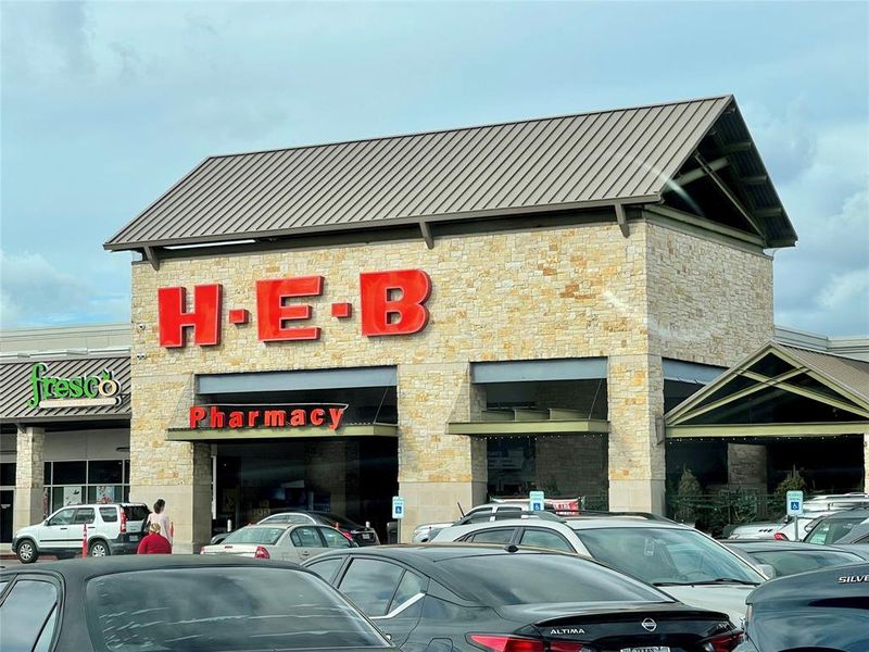 HEB grocery store is nearby.