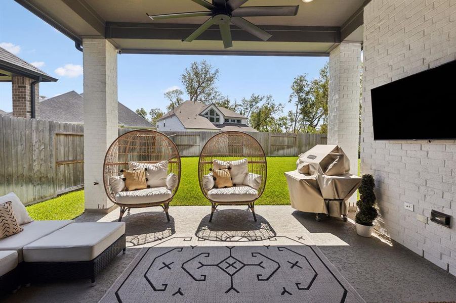 Sit in the shade of the covered patio, as you enjoy the cool breeze of the above ceiling fan. Recessed lighting also makes evening gatherings possible and supremely comfortable.