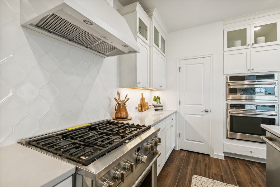 Decorative backsplash in kitchen