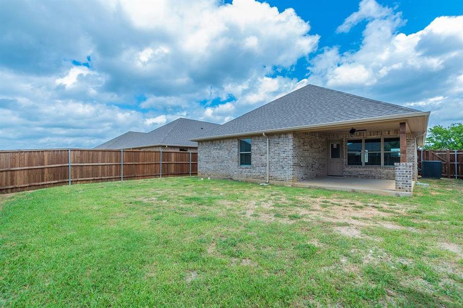 Ready for your outdoor entertaining: fenced, fan with lighting