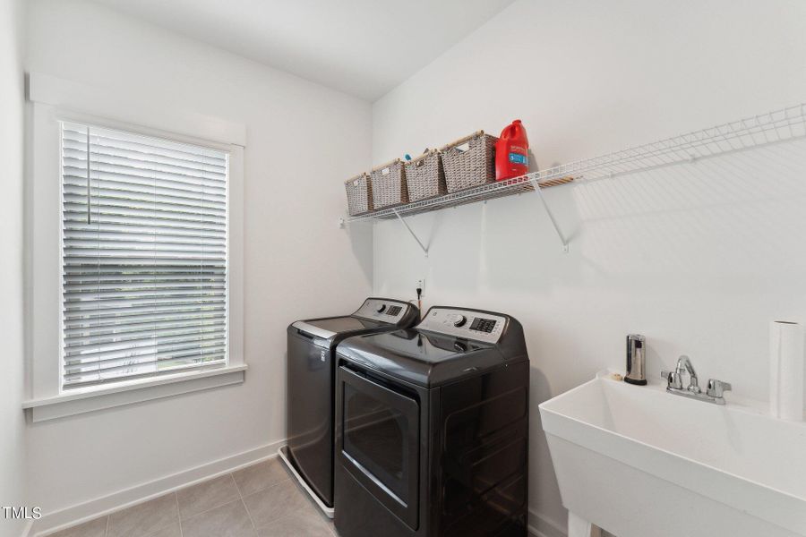 Large Laundry w/ sink