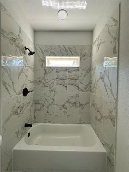 Bathroom with tiled shower / bath combo