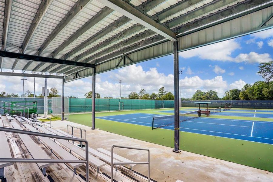 White Oak Station: Located in one of Houston's most desirable neighborhoods. Easy access to all major highways, the community is only minutes from Memorial Park, The Heights, Galleria, Downtown & Washington Corridor & many recreational parks at walking distance.