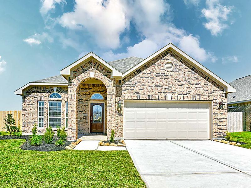 New construction Single-Family house The Aintree, 103 Water Grass Trail, Clute, TX 77531 - photo