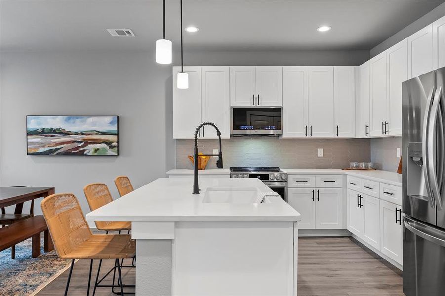 Kitchen (stock photos of the model, colors may vary)