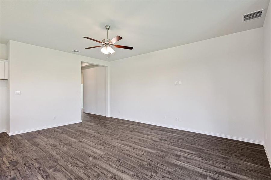 Unfurnished room with dark hardwood / wood-style floors and ceiling fan