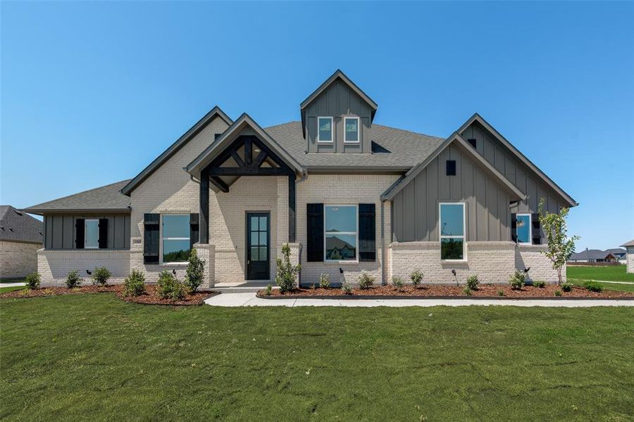 Craftsman inspired home featuring a front yard