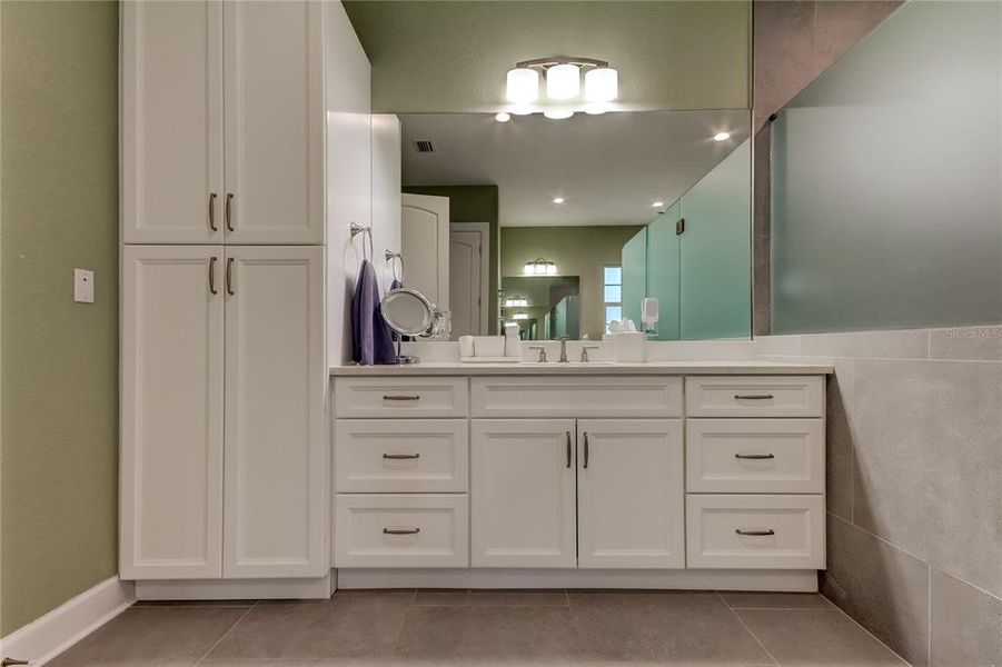 Primary bath, dual vanities