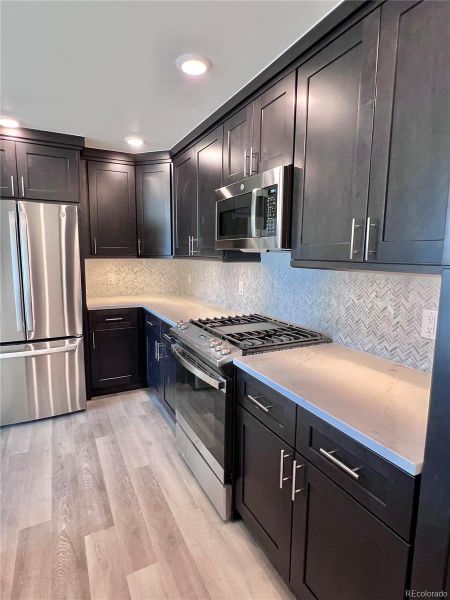 KITCHEN W/CUSTOM BACKSPLASH