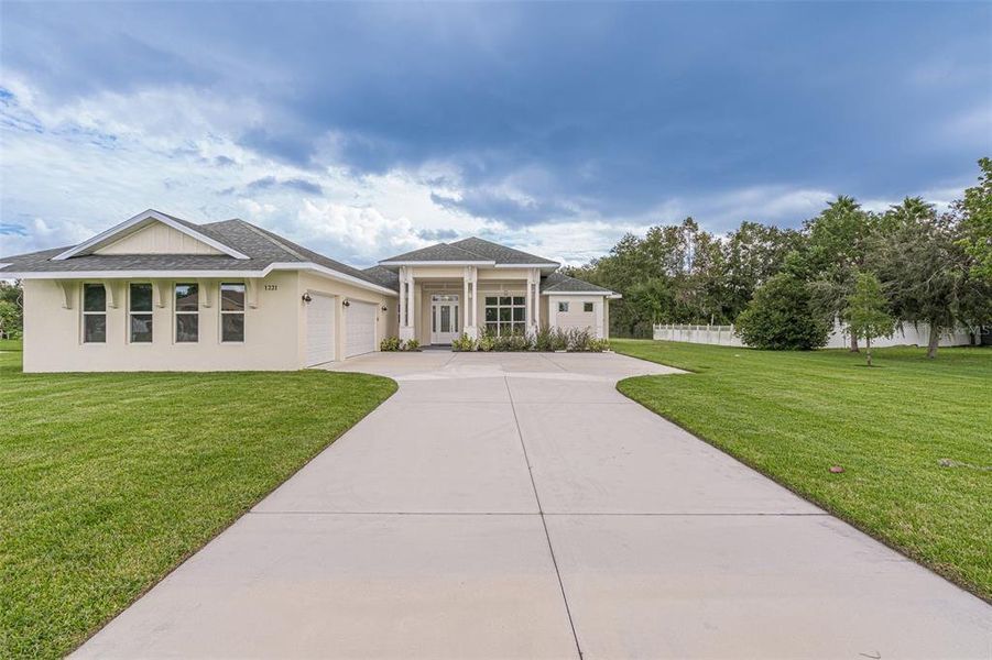 Wide and extended driveway with plenty of parking