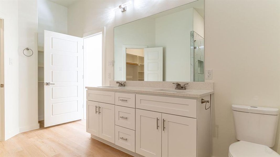 Dual sink vanity in primary bath