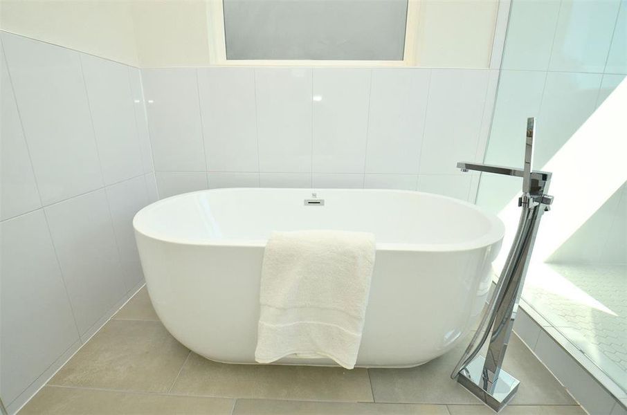 Primary En-Suite Bathroom